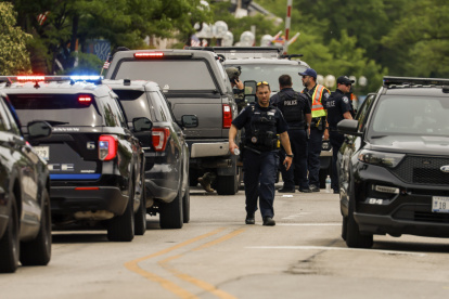 Oficiales de policía permanecen en la escena de un tiroteo en Estados Unidos, en una fotografía de archivo.