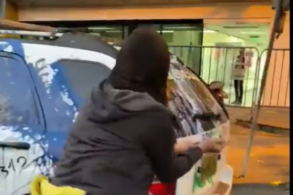 El 13 de junio, en medio de las protestas contra el gobierno, un grupo de jóvenes vandalizó un patrullero.