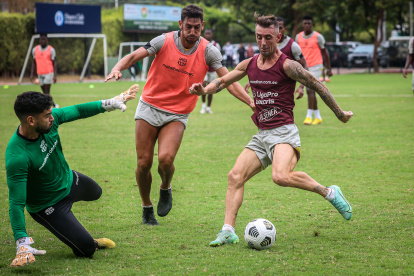 Práctica. Damián Díaz (d), Bruno Piñatares y Víctor Mendoza, en la cancha del Anexo.