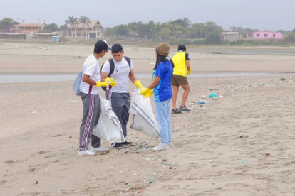 Los estudiantes de La Moderna realizaron la recolección de los desechos el sábado pasado.