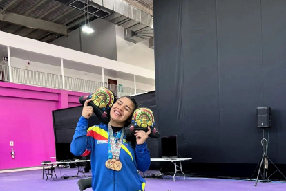 Bella Paredes se colgó oros en envión, arranque y total de los 76 kg.
