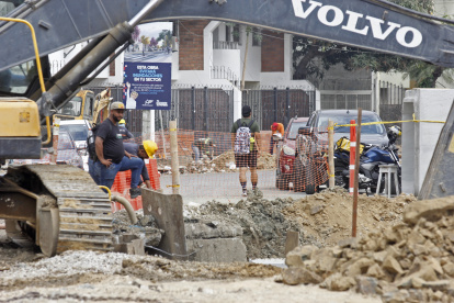 Daños. Varios tramos de la calle Guayacanes se encuentran destrozados por las maquinarias.