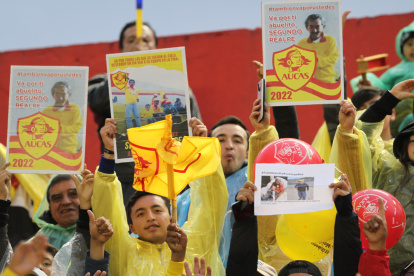 Los aficionados de Aucas aprovecharon el juego ante Gualaceo, donde se selló el pase a las finales, para llevar las imágenes de los hinchas que alientan desde el cielo.