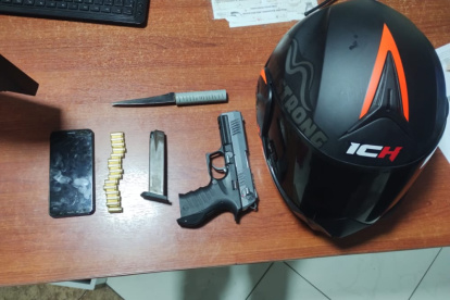 Evidencia. El arma de fuego llevaba uno de ellos en el pantalón, alertando así a los uniformados.