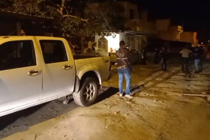 Esmeraldas. La policía recorre el barrio en busca de evidencias.