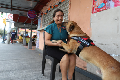 Relación. Gladys y Denver. Ella lo adoptó cuando él tenía unos tres meses