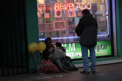 En las noches aparecen personas en situación de vulnerabilidad y se asientan en los exteriores de los comercios.