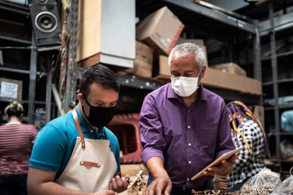 Laboral.- Personas elaboran artículos de madera.