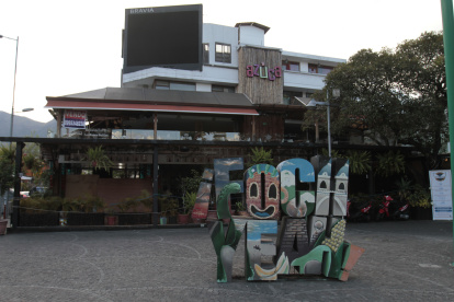 En los locales de la Plaza Foch, en el norte de Quito, no hay ambiente futbolero. Los locales tienen decoración referente a Hallowen.Ciertos bares, restaurantes y centros de diversión continuan cerrados en la Plaza Foch. 09 de septiembre del 2020. HENRY LAPO Agencia (ag-extra ag-expreso ag-quito)