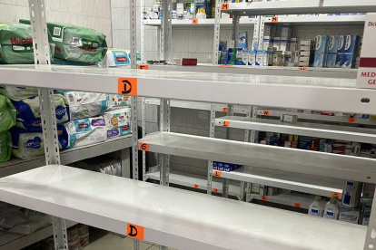 Así quedaron las perchas de la farmacia en Durán, tras el robo cometido.