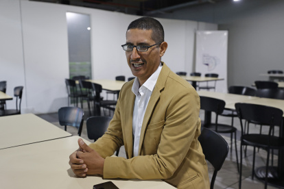 El colombiano Andrés Ballesteros habla durante una entrevista con EFE, el 22 de octubre de 2022, en Bogotá (Colombia). EFE/Mauricio Dueñas Castañeda