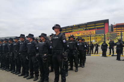 Los policías se encolumnaron en los exteriores del estadio Monumental.