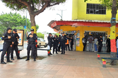 Miembros de la policía están apostados en los alrededores del estadio Monumental.