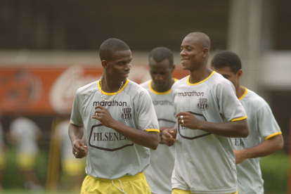 Fricson George (i) jugó de titular la vuelta de la final contra Vasco da Gama en 1998.