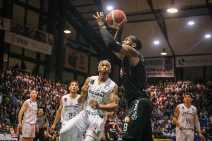 Jorge Guzmán (blanco) se impuso 91-82 en el cuarto duelo ante Barcelona.