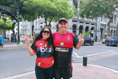 Silvya Leite y su esposo Johnnie Airis pasearon por el centro de Guayaquil.