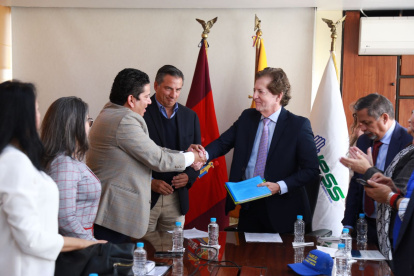 Richard Gómez (i) junto al actual Presidente del Consejo Directivo del IESS.