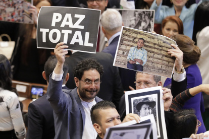 Fotografía de archivo, tomada el pasado 20 de julio, en la que se registró al senador colombiano Iván Cepeda (i), mientras sostiene un cartel que dice "Paz Total", durante la instalación del nuevo Congreso Nacional, en Bogotá (Colombia). EFE/Carlos Ortega