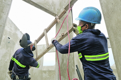 Labor.- Dos personas realizan un trabajo