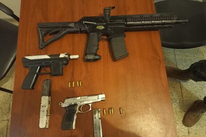 Decomiso. Miembros de la Fuerza de Tarea Conjunta entregaron a los sospechosos y las evidencias a la Policía.