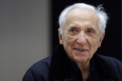 Pierre Soulages posa para las fotografías frente a una de sus pinturas expuestas durante la exposición "El Outrenoir(s): Museos y fundaciones europeas" en el nuevo Museo Soulages en Rodez, Francia.