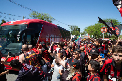 Aficionados del Atlético Paranaense acompañan a los jugadores previo a su viaje a Guayaquil para disputar la final de la Copa Libertadores ante Flamengo, hoy, en el Aeropuerto Internacional Afonso Pena, en São José dos Pinhais (Brasil).