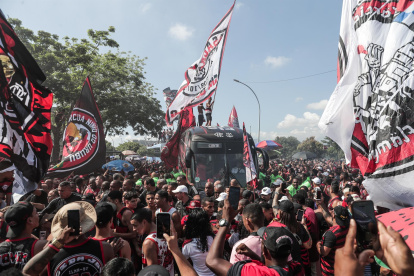 Aficionados acompañan al Flamengo previo a su viaje hacia Guayaquil para disputar la final de la Copa Libertadores contra Atlético Paranaense,