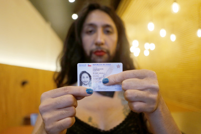 Fotografía cedida por Felipe Poga que muestra a Shane Cienfuegos mientras posa para fotografías, después de recibir su cédula de identidad que le reconoce como una persona trans no binaria, en Santiago (Chile).