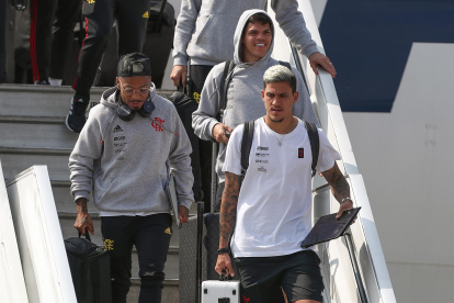 Pedro (frente) de Flamengo desciende con sus compañeros de un avión hoy, a su llegada al aeropuerto Internacional en Guayaquil (Ecuador).
