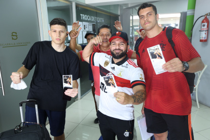 EN EL CENTRO COMERCIAL ALABAN BBORJA EN LA PUERTA NUMERO 2 SE ENTREGARON LAS ENTRADAS PARA LO QUE ES LA FINAL DE COPALIBERTADORES 25 DE OCTUBRE DEL 2022 GUAYAQUIL-ECUADOR