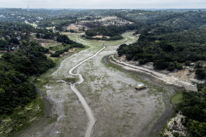 Fotografía del Lago do Aleixo afectado por la sequía, el 25 de octubre de 2022, en el Amazonas, en Manaos (Brasil). El río Amazonas está en niveles mínimos a su paso por Brasil por la sequía, que afecta ya a todos los 62 municipios que componen el estado de Amazonas.