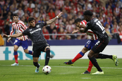 El defensa ecuatoriano, Piero Hincapié, estuvo durante los noventa minutos en el partido contra el Atlético de Madrid