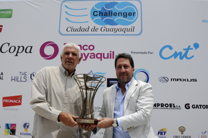 Andrés Gómez (i), director, y Luis Adrián Morejón, con el trofeo.
