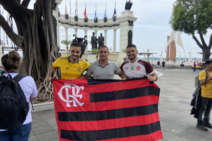 El ecuatoriano Eduardo Guzmán hizo amistad con dos hinchas de Flamengo en el sector de La Rotonda de Guayaquil.J
