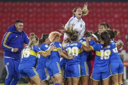 Las jugadoras de Boca celebran al ganar la serie de penaltis ante Deportivo Cali.