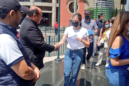 Profesionales de carreras de salud ingresan a rendir el examen de habilitación profesional el 22 de octubre en Guayaquil.