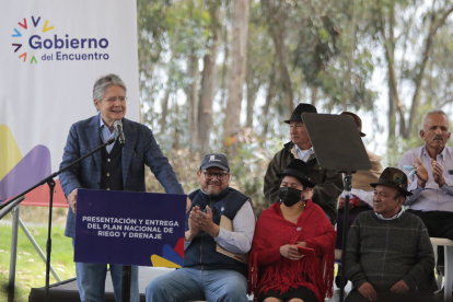 El presidente Guillermo Lasso explica los objetivos del plan nacional de riego y drenaje, este 26 de octubre en Ambato.