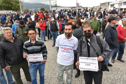 Plantón por los cobros de agencia de tránsito por multas.