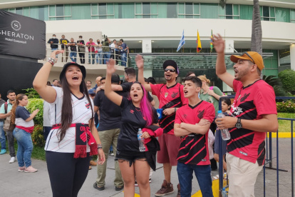 Hinchas del Paranaense en los exteriores del Sheraton.