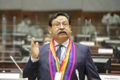 El legislador de Pachakutik, Joel Abad, dice que se defenderá de las acusaciones de querer cobrar diezmos.