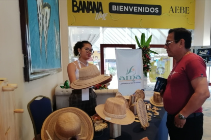 Artesanías. Los sombreros realizados con la fibra de banano, en uno de los stands que atraen a los visitantes.