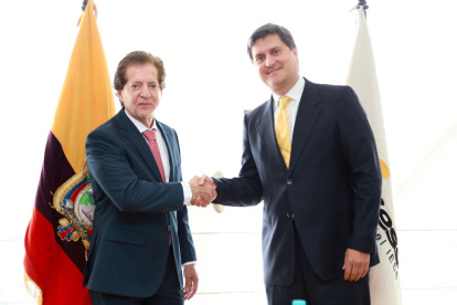 El presidente del directorio, Alfredo Ortega (i) y el gerente del Biess, Carlos Julio Arosemena (d).