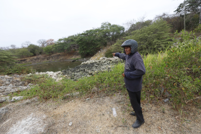 Guayaquil. Fidel Villao señala el lugar donde fue encontrado el cuerpo sin vida de un hombre en una zona apartada, aledaña a la vía a la costa.