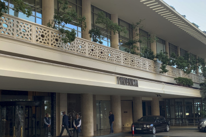 El hotel ha recuperado su esplendor a más de dos años después de ser golpeado por la explosión que desoló la capital libanesa.