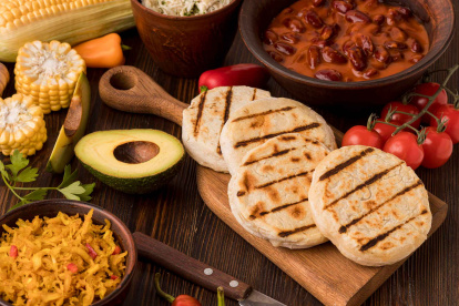 Ingredientes utilizados para hacer arepas.