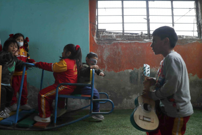 ACOMPAÑA CRÓNICA: PERÚ EDUCACIÓN - AME6674. LIMA (PERÚ), 21/10/2022.- Estudiantes juegan en la escuela Jorge Víctor Castilla, el 7 de septiembre de 2022, en Lima (Perú). Comienza la jornada en la escuela Jorge Víctor Castilla de Lima. Aupada en los cerros y anclada en uno de los sectores más populares de la capital, sus alumnos juegan en un patio que ha estado desierto los últimos dos años, mientras sus profesores luchan por reducir la brecha desatada por la pandemia que los separa de los colegios de postín. La brecha educativa no comenzó con la pandemia, pero, en un país marcado por la desigualdad, se disparó con la llegada de la covid-19, cuando los alumnos tuvieron que encerrarse en sus casas y recibir educación a través de unos instrumentos tecnológicos que, para muchos, era una quimera adquirir. EFE/ Paolo Aguilar