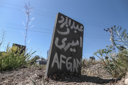 Lápida de las personas sin identificar que murieron cruzando la frontera turco-iraní en el cementerio de la ciudad de Van, en Turquía, el 31 de mayo de 2021. EFE/EPA/SEDAT SUNA