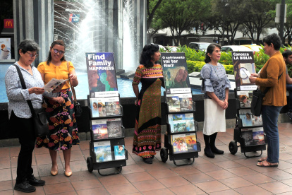 Acción.- Un grupo de testigos de Jehová en una zona turística de Guayaquil.