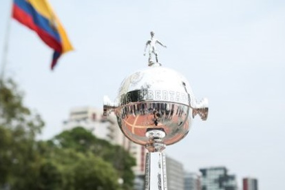 La copa que se disputará entre Atlético Paranaense y el Flamengo en la Final de la CONMEBOL Libertadores