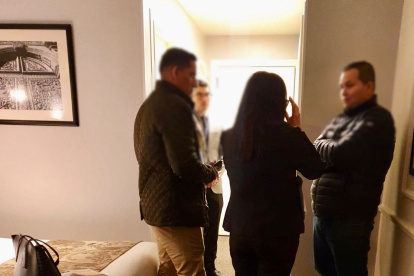 Quito. Agentes hablan con  Adrián Alfonso Zamora Villamar, exfuncionario del Ministerio de Energía y Minas, quien estuvo a cargo del control minero en Imbabura.